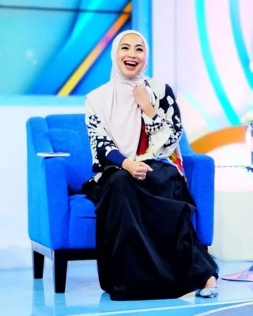 Selain Raffi Ahmad, 10 Artis ini juga Dikenal sebagai Presenter Kondang nan Profesional. Luwes! 17 Feni rose