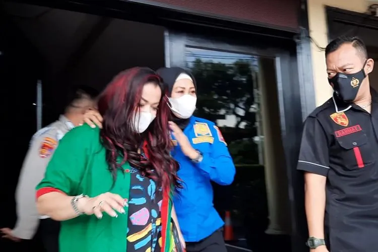 Resmi Jadi Tersangka atas Kepemilikian Narkotika, Jennifer Jill Tunggu Hasil Tes Rambut 4