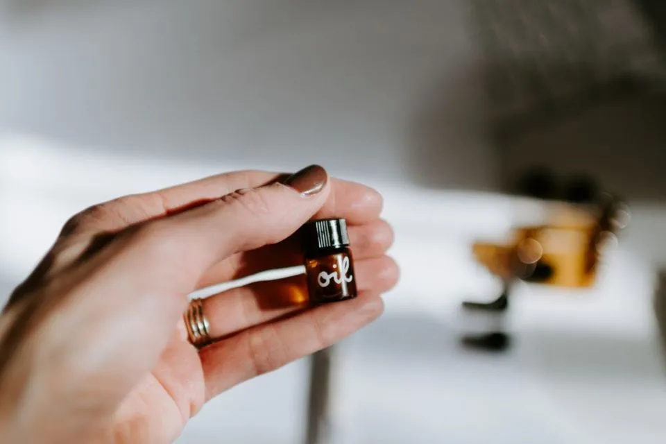 6 Racikan Serum Bulu Mata Alami yang Bikin Lentik dan Tebal. Sambung Bulu di Salon? Nggak Usah~ 11
