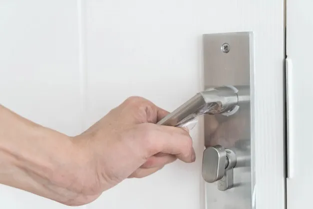 Gagang Pintu Sering Dol dan Rusak? Siapkan Obeng, Coba Perbaiki Sendiri dengan Langkah ini 6