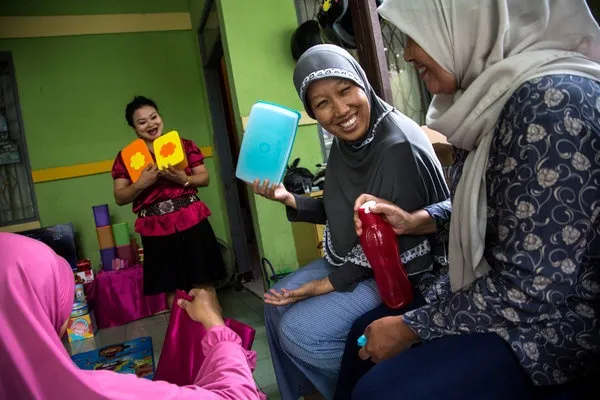 Tipu Daya dan Alasan Ibu-Ibu Membeli Tupperware. Emak Siapa yang Suka Begini nih? 9