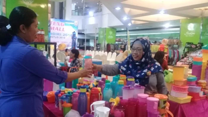 Tipu Daya dan Alasan Ibu-Ibu Membeli Tupperware. Emak Siapa yang Suka Begini nih? 8