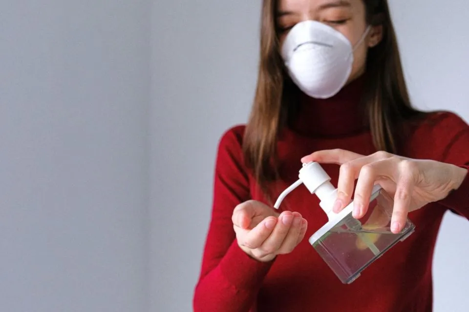 Bukan Cuma Hand Sanitizer, 5 Barang Ini Wajib Ada di Tas Ibu Selama Masa Pandemi! 6