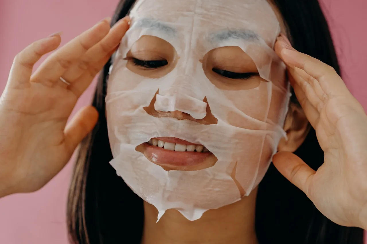 7 Aturan Pakai Masker Wajah yang Benar Sesuai Jenisnya. Kalau Ngasal, Kulitmu Bakal Cepat Tua 11