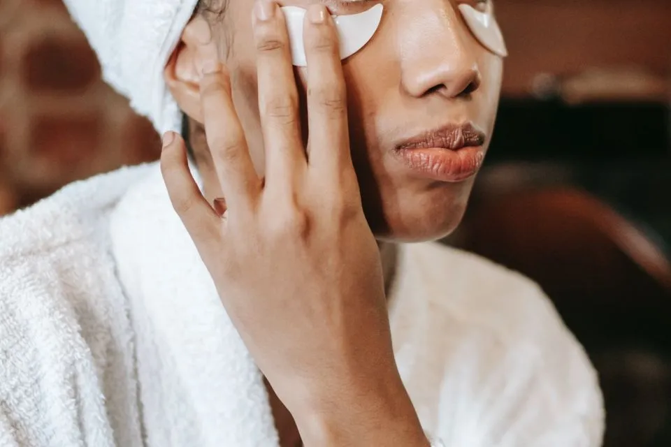6 Aturan Dasar Penggunaan Masker Mata. Biar Hasilnya Optimal, Tempelkan dengan Benar 9