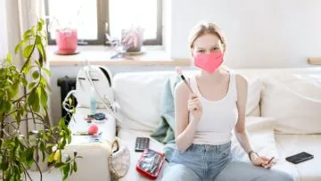 4 Trik Paling Jitu Jaga Makeup Kamu Tetap On Meski Pakai Masker Berjam-jam. Ada Rahasianya!