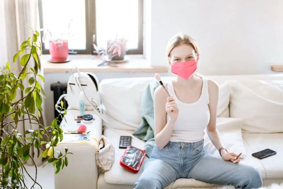 4 Trik Paling Jitu Jaga Makeup Kamu Tetap On Meski Pakai Masker Berjam-jam. Ada Rahasianya! 7