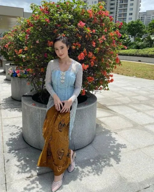 Potret Tatjana Saphira Mengenakan Kebaya Langsung Jadi Sorotan. Ini Detail Lengkapnya! 5