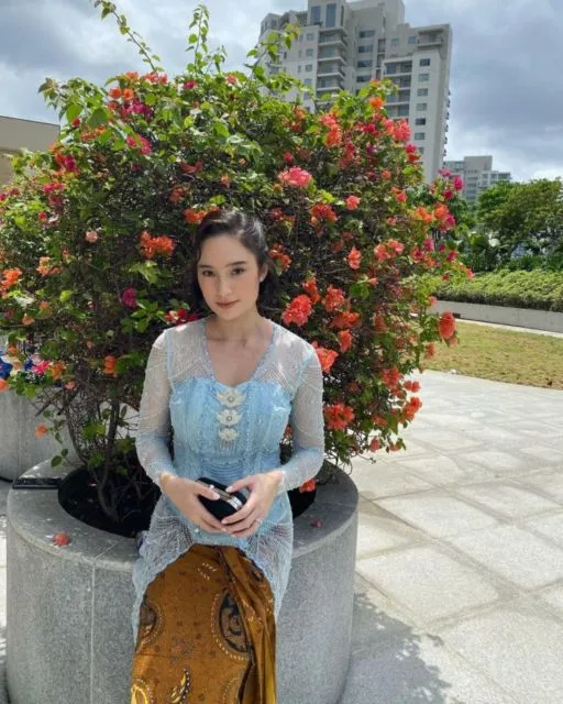 Potret Tatjana Saphira Mengenakan Kebaya Langsung Jadi Sorotan. Ini Detail Lengkapnya! 7