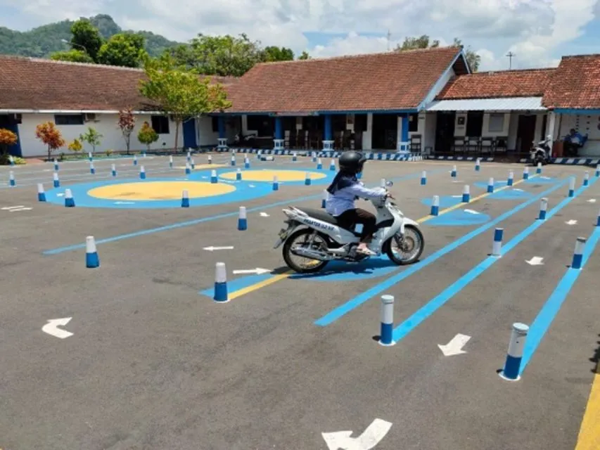 Hal Absurd yang Pasti Dirasakan Ketika Menempuh Ujian SIM. Deg-degan Banget! 5