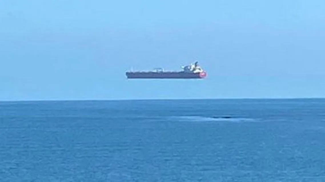 Ramai Foto Kapal 'Melayang' di atas Permukaan Laut. Bukan Hasil Editan Lo, Ada Penjelasannya! 3