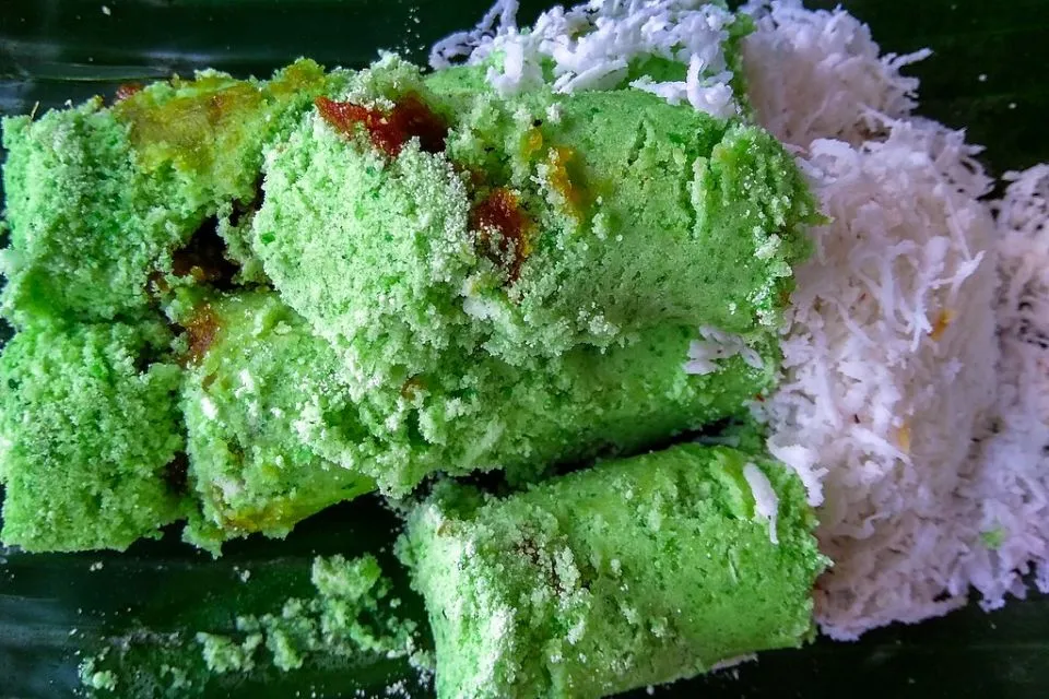 Selain Memiliki Suara yang Unik Saat Membuatnya, Kue Putu Ternyata Punya Sejarah Panjang di Indonesia 9