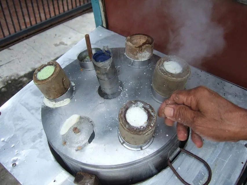 Selain Memiliki Suara yang Unik Saat Membuatnya, Kue Putu Ternyata Punya Sejarah Panjang di Indonesia 10