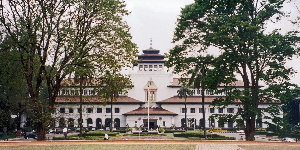 7 Tempat Bersejarah di Bandung yang Bisa Kamu Kunjungi. Kalau ke Bandung, Jangan Lupa Nggak Main ke Sana! 8