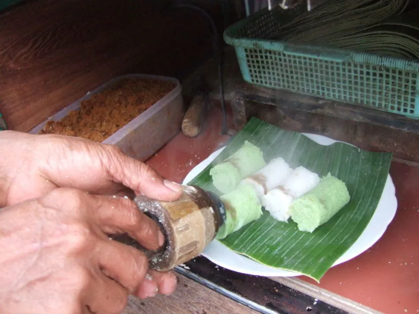 Selain Memiliki Suara yang Unik Saat Membuatnya, Kue Putu Ternyata Punya Sejarah Panjang di Indonesia 8