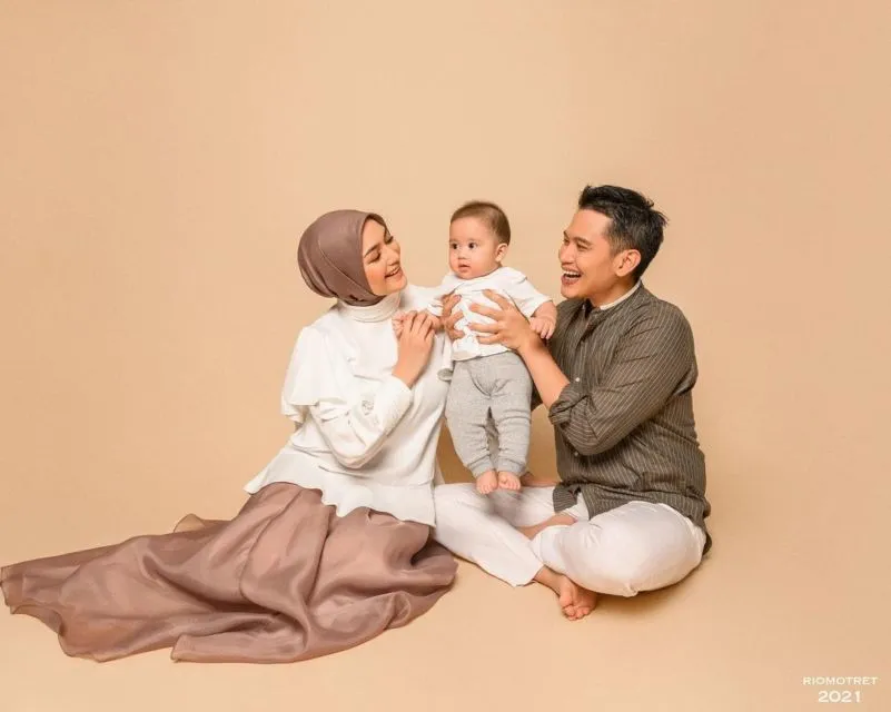 Dipenuhi Rasa Syukur, 12 Artis ini Umumkan Kehamilan Tak Lama Usai Menikah 14
