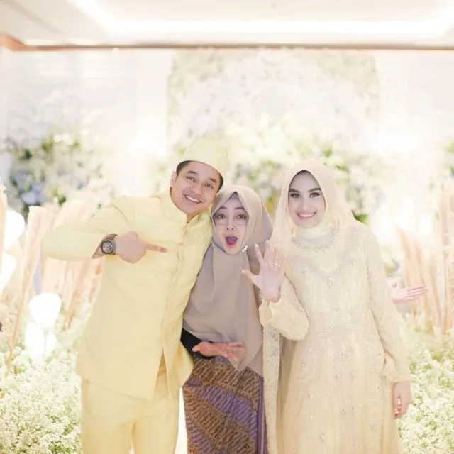 10 Artis yang Gunakan Jasa WO Rina Gunawan Saat Menikah. Konsepnya yang Elegan Pantas Jadi Incaran 11