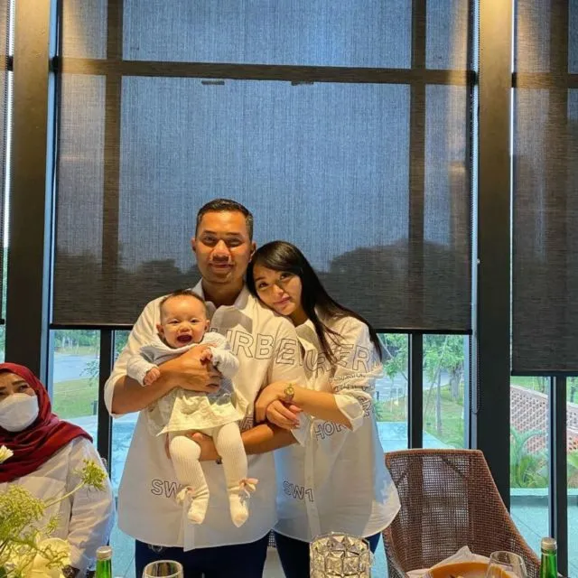 Dipenuhi Rasa Syukur, 12 Artis ini Umumkan Kehamilan Tak Lama Usai Menikah 21
