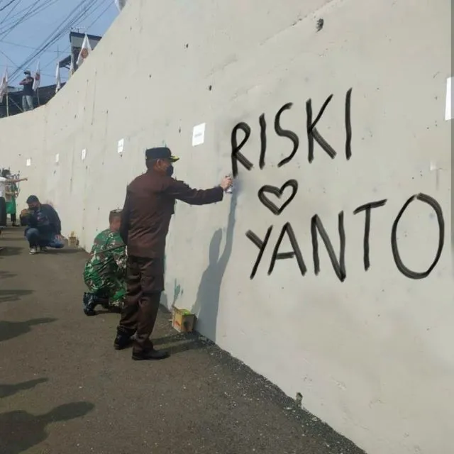 11 Meme Kocak ini Muncul Setelah Viral Foto Pejabat Hingga TNI 'Hias' Jembatan Kedungkandang Malang 22