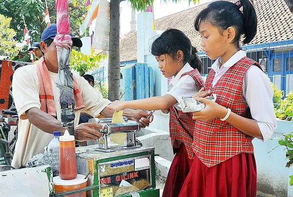 Deretan Jajanan yang Jadi Musuh Bebuyutan Kaum Ibu-Ibu Sepanjang Sejarah. Bener Nggak, Bun? 6