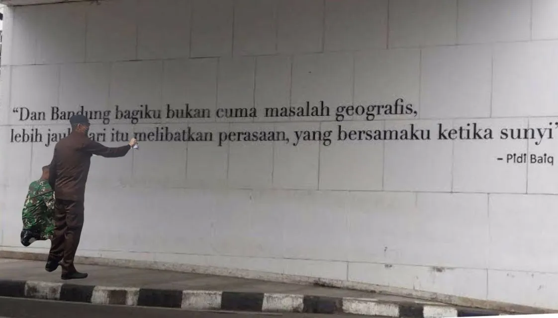11 Meme Kocak ini Muncul Setelah Viral Foto Pejabat Hingga TNI 'Hias' Jembatan Kedungkandang Malang 14