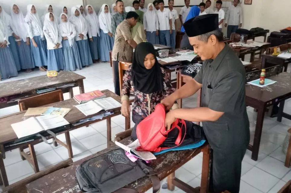 Kamu Melewatkan Masa Muda Kalau Nggak Pernah Melakukan 11 Hal ini di Sekolah. Zaman Jahiliah nih~ 18