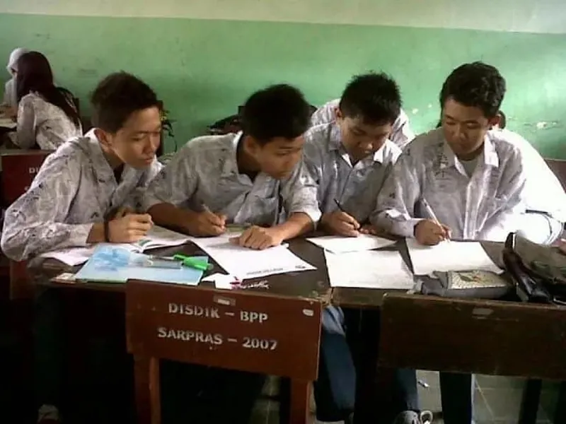 11 Momen Kocak Saat Ujian Sekolah ini Pasti Bikin Kamu Rindu Suasana Kelas. Online Terooos~ 17