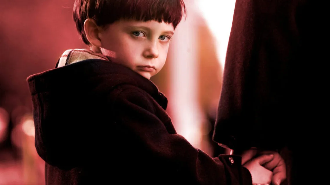 11 Sosok Anak Kecil Paling Mengerikan dalam Film. Jauh dari Kata Lucu dan Menggemaskan! 12