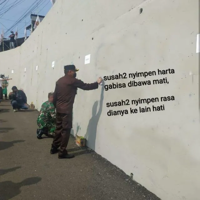 11 Meme Kocak ini Muncul Setelah Viral Foto Pejabat Hingga TNI 'Hias' Jembatan Kedungkandang Malang 21