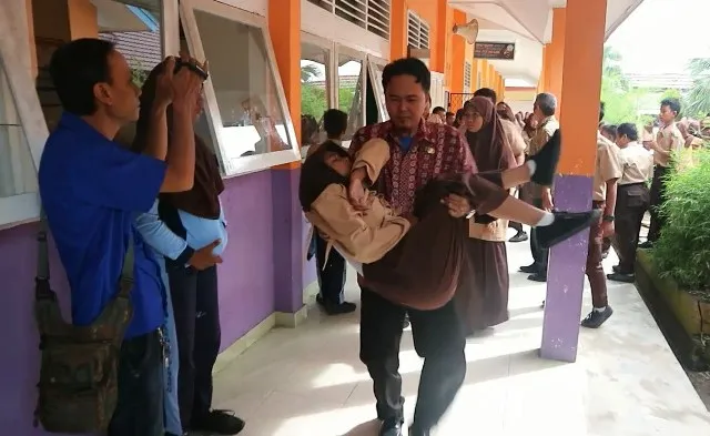 5 Tipe Orang yang Selalu Muncul Saat Ada Kesurupan Massal di Sekolah. Pada Sok Sibuk Betul! :D 10