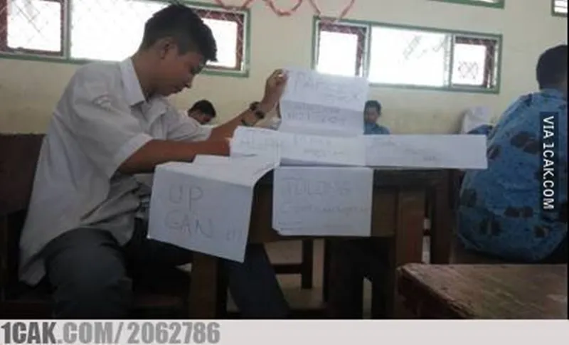 11 Momen Kocak Saat Ujian Sekolah ini Pasti Bikin Kamu Rindu Suasana Kelas. Online Terooos~ 14