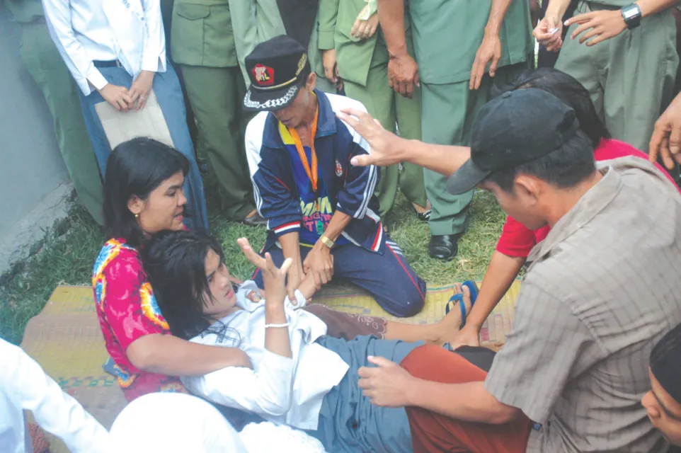 5 Tipe Orang yang Selalu Muncul Saat Ada Kesurupan Massal di Sekolah. Pada Sok Sibuk Betul! :D 6
