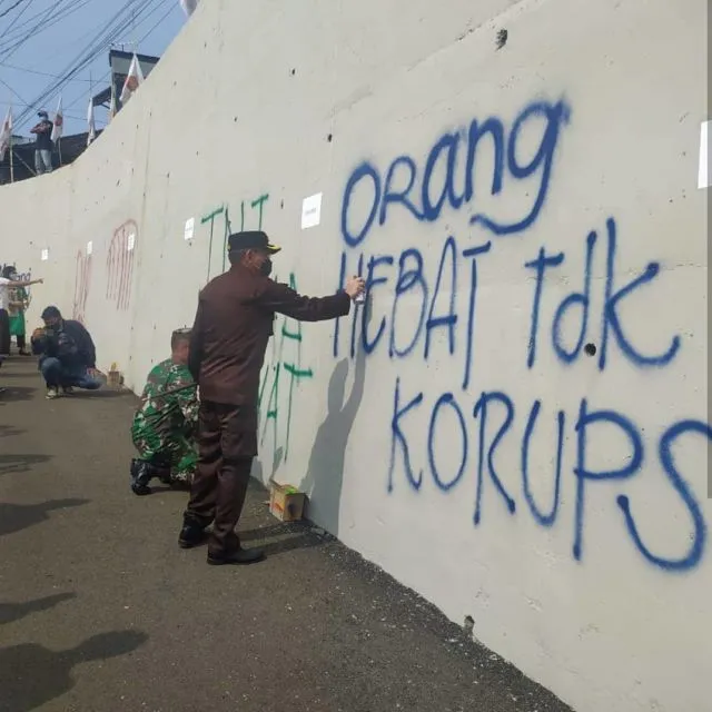 11 Meme Kocak ini Muncul Setelah Viral Foto Pejabat Hingga TNI 'Hias' Jembatan Kedungkandang Malang 12