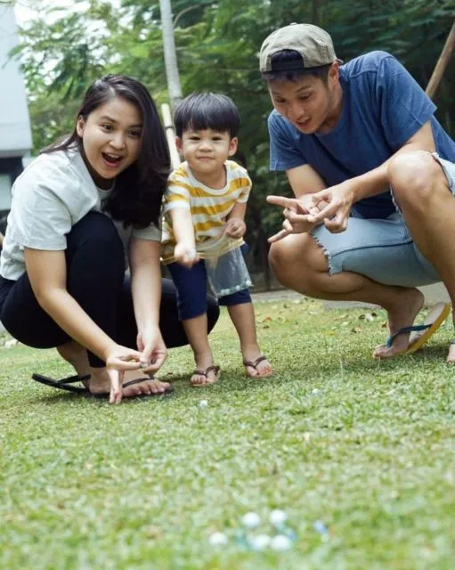 Dipenuhi Rasa Syukur, 12 Artis ini Umumkan Kehamilan Tak Lama Usai Menikah 16
