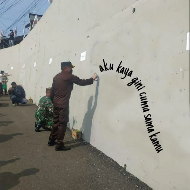 11 Meme Kocak ini Muncul Setelah Viral Foto Pejabat Hingga TNI 'Hias' Jembatan Kedungkandang Malang 19
