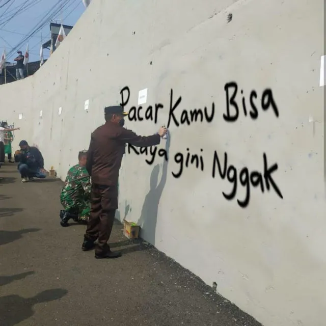 11 Meme Kocak ini Muncul Setelah Viral Foto Pejabat Hingga TNI 'Hias' Jembatan Kedungkandang Malang 20