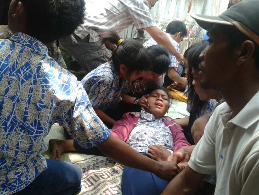 5 Tipe Orang yang Selalu Muncul Saat Ada Kesurupan Massal di Sekolah. Pada Sok Sibuk Betul! :D 7