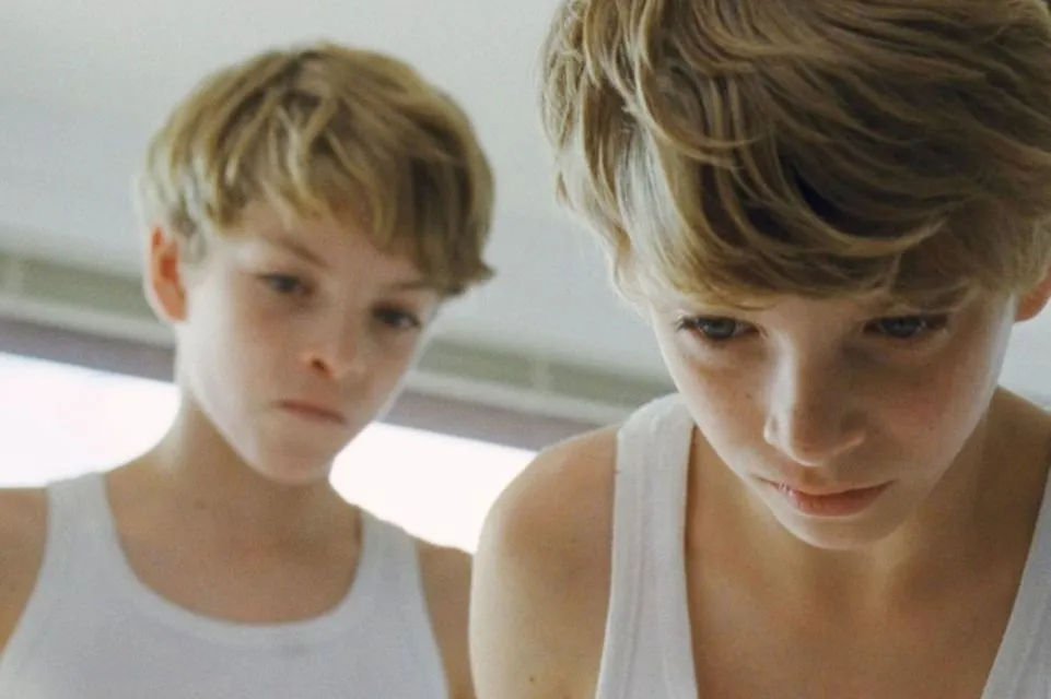 11 Sosok Anak Kecil Paling Mengerikan dalam Film. Jauh dari Kata Lucu dan Menggemaskan! 14