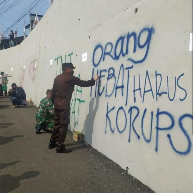 11 Meme Kocak ini Muncul Setelah Viral Foto Pejabat Hingga TNI 'Hias' Jembatan Kedungkandang Malang 13