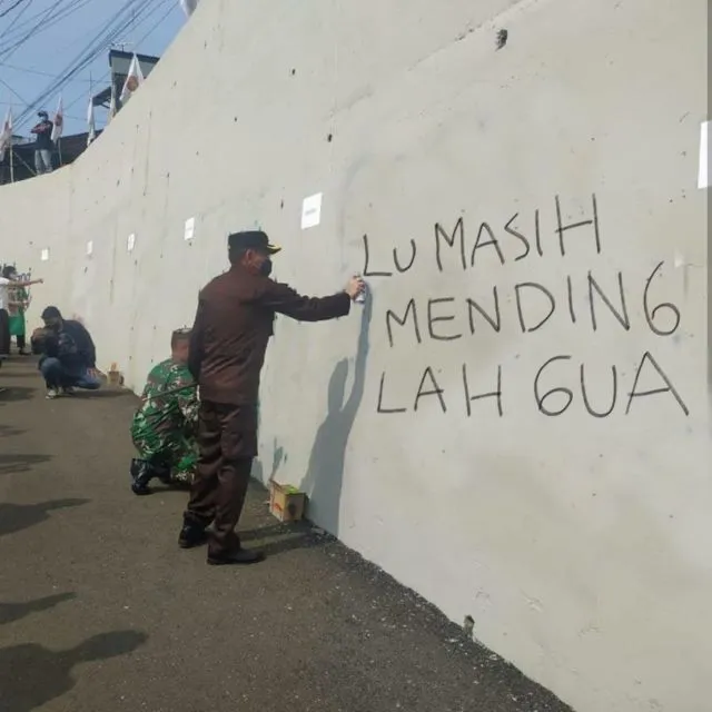 11 Meme Kocak ini Muncul Setelah Viral Foto Pejabat Hingga TNI 'Hias' Jembatan Kedungkandang Malang 16