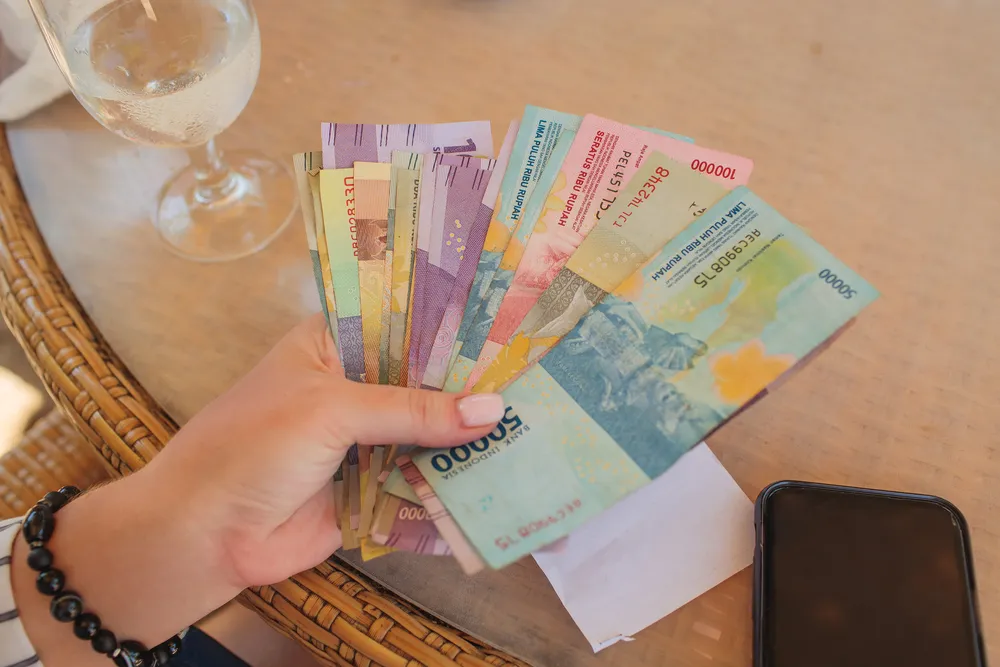 5 Bahaya Menyimpan Uang Tunai Sendiri. Bukannya Aman Malah Bikin Deg-degan 4