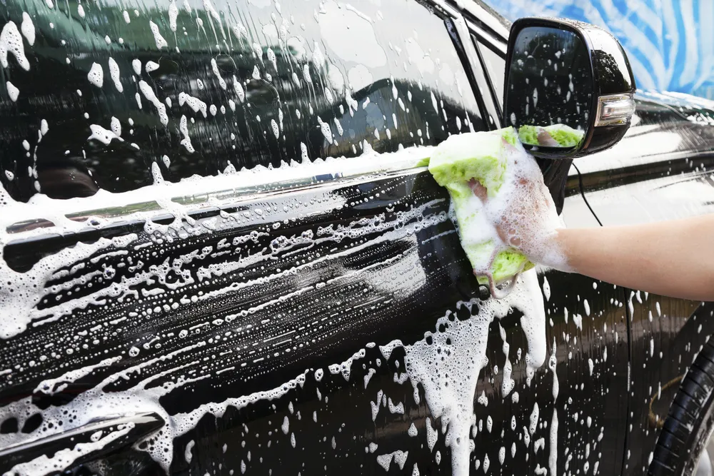 7 Tips yang Harus Kamu Ingat Kalau Pengin Cuci Mobil Sendiri. Bisa-bisa Aja Kok Kinclong~ 12