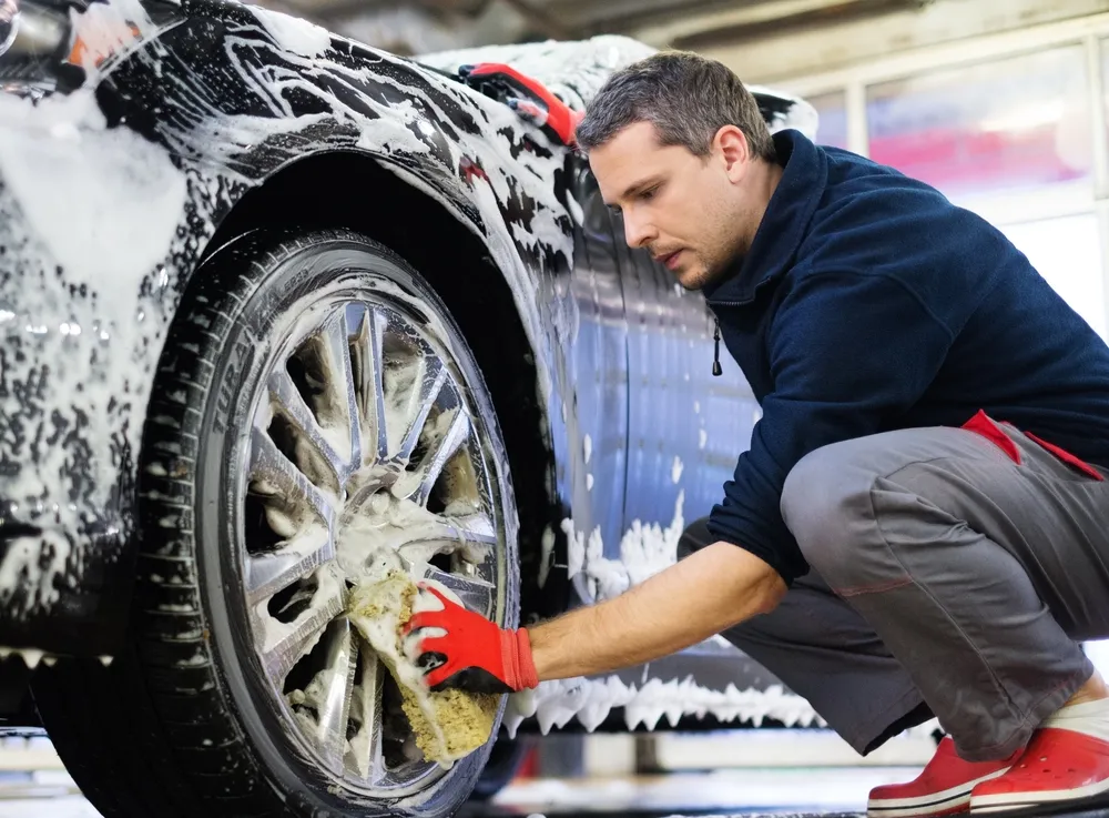7 Tips yang Harus Kamu Ingat Kalau Pengin Cuci Mobil Sendiri. Bisa-bisa Aja Kok Kinclong~ 10