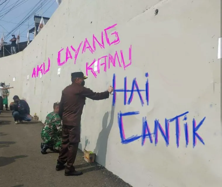 11 Meme Kocak ini Muncul Setelah Viral Foto Pejabat Hingga TNI 'Hias' Jembatan Kedungkandang Malang 15