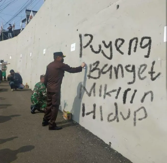 11 Meme Kocak ini Muncul Setelah Viral Foto Pejabat Hingga TNI 'Hias' Jembatan Kedungkandang Malang 17