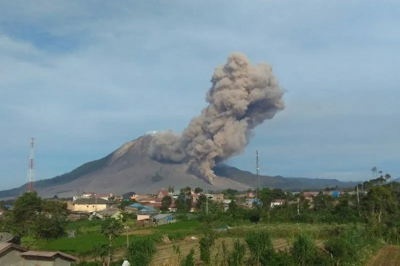 Muntahkan Awan Panas Sejauh 1000 Meter, Masyarakat Sekitar Gunung Sinabung Diimbau Gunakan Masker 2