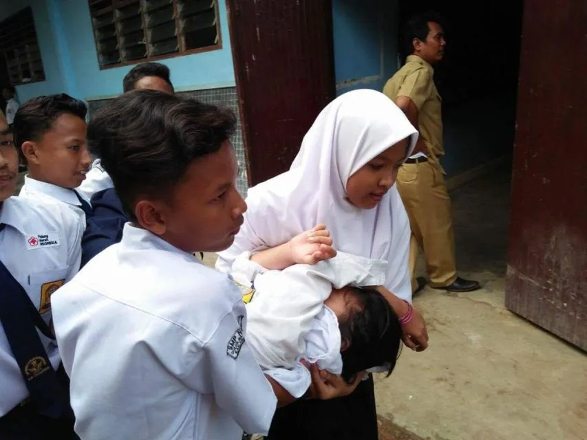 5 Tipe Orang yang Selalu Muncul Saat Ada Kesurupan Massal di Sekolah. Pada Sok Sibuk Betul! :D 8