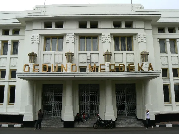 7 Tempat Bersejarah di Bandung yang Bisa Kamu Kunjungi. Kalau ke Bandung, Jangan Lupa Nggak Main ke Sana! 6