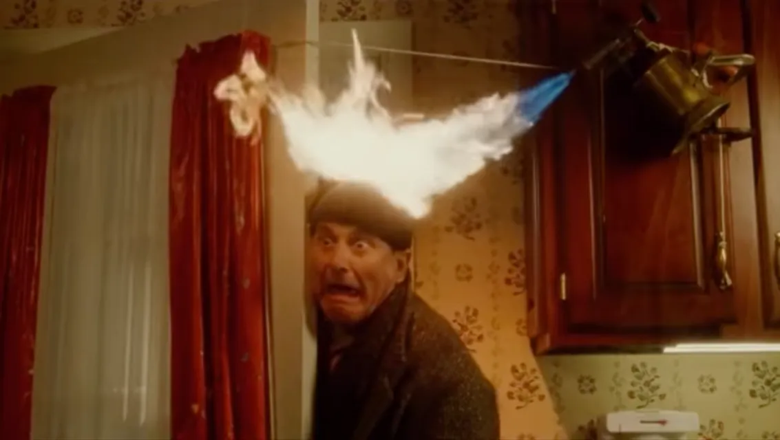 Menakar 5 Adegan yang Seharusnya Bikin Dua Penjahat dalam Film Home Alone Alami Cedera Serius 9