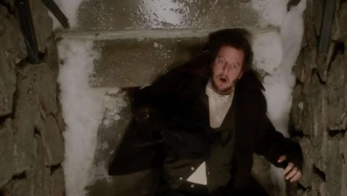 Menakar 5 Adegan yang Seharusnya Bikin Dua Penjahat dalam Film Home Alone Alami Cedera Serius 7